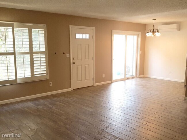 Building Photo - 3 br, 1.5 bath Condo - 10412 Caminito Rimini