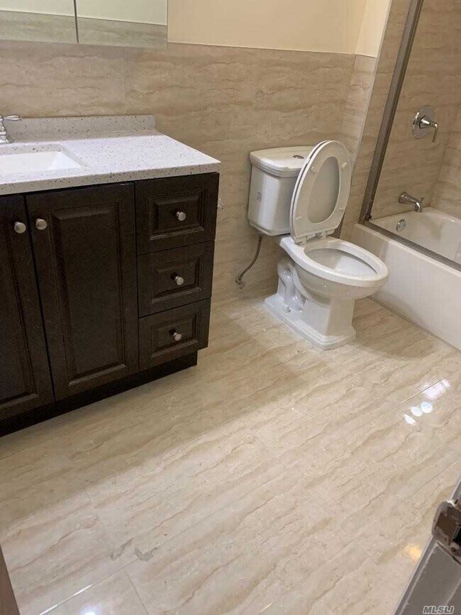 Foto del edificio - 61-40-61165 165th St