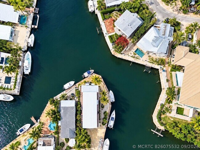 Foto del edificio - 932 Tropical Ln
