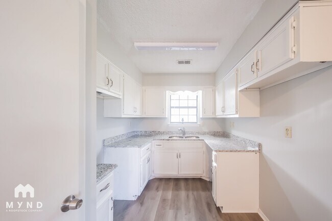 Foto del edificio - 7260 Northbrook Dr