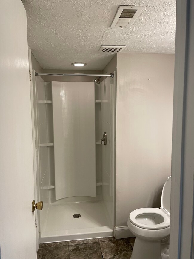 Baño completo en la planta baja - 5042 Magnolia Blossom Blvd