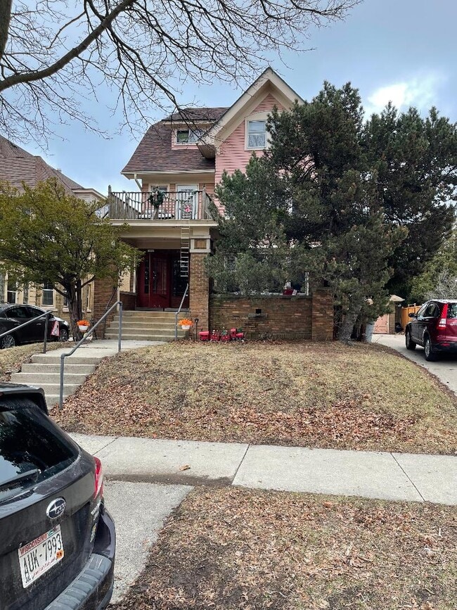 Foto del edificio - 3466 N Downer Ave