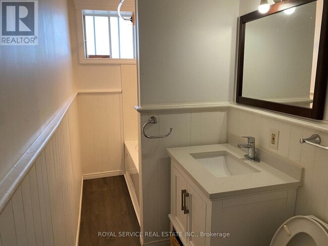 Building Photo - 36 King St W