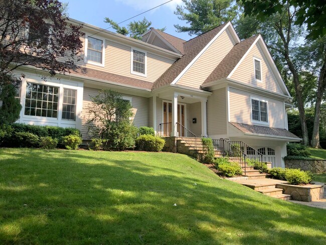 Building Photo - 59 Brewster Rd