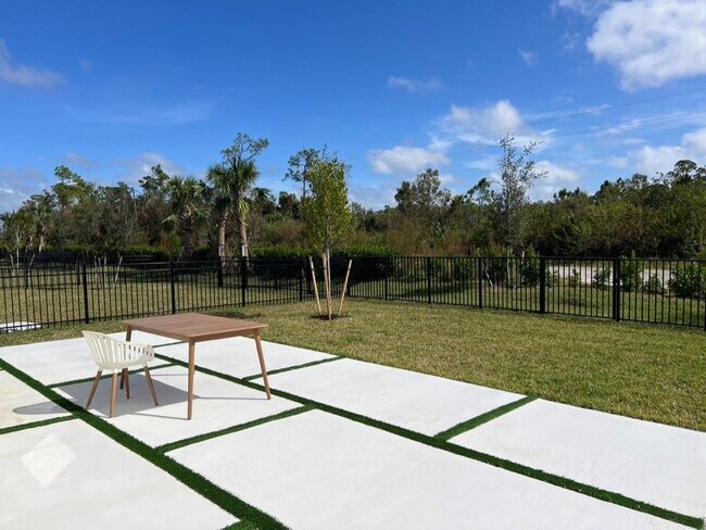 Foto del edificio - 12121 Monterey Pine Ln