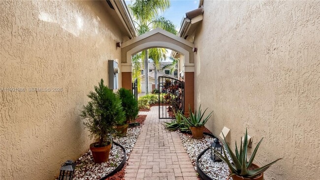 Building Photo - 3889 Tree Top Dr