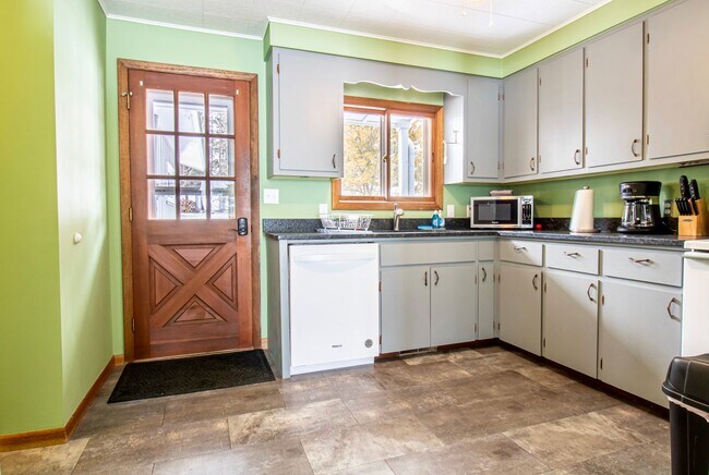 Foto del edificio - Charming Lakefront Home on Lake Skegemog –...