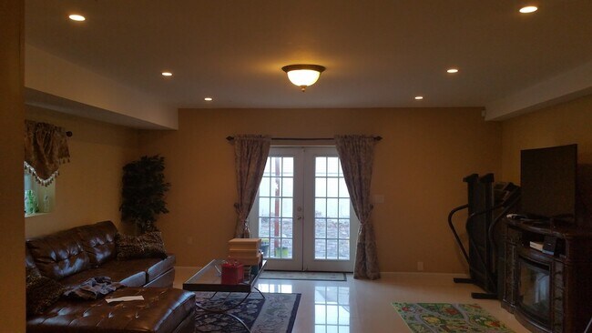 creative room - 733 Chestnut St