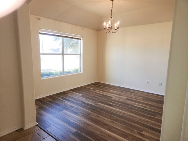 Building Photo - 5821 Thoroughbred Ct