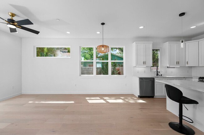 Building Photo - 5305 Ledesma Rd