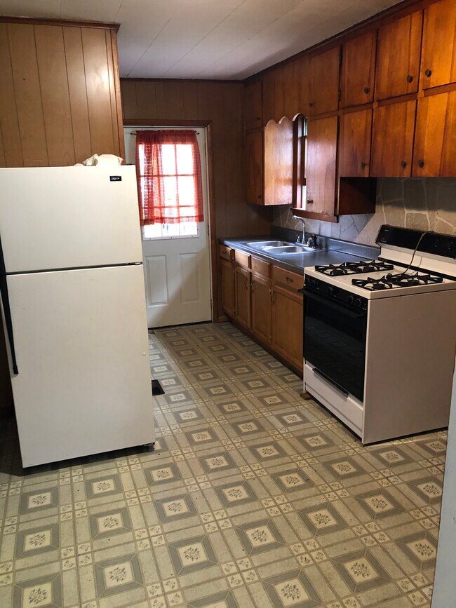 21 S Carver St Unit 21 1/2 S Carver St., Warren, PA 16365 Apartments