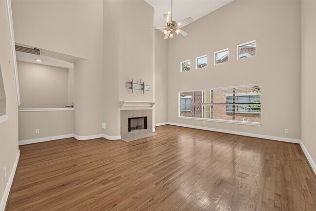 Building Photo - 733 W 22nd St