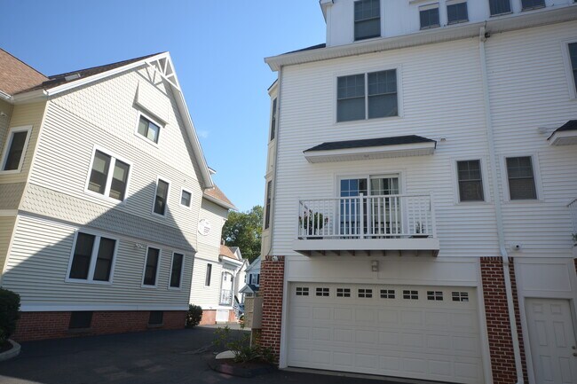 Building Photo - 14 1st St