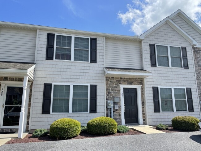 Building Photo - 127 Redstone Dr