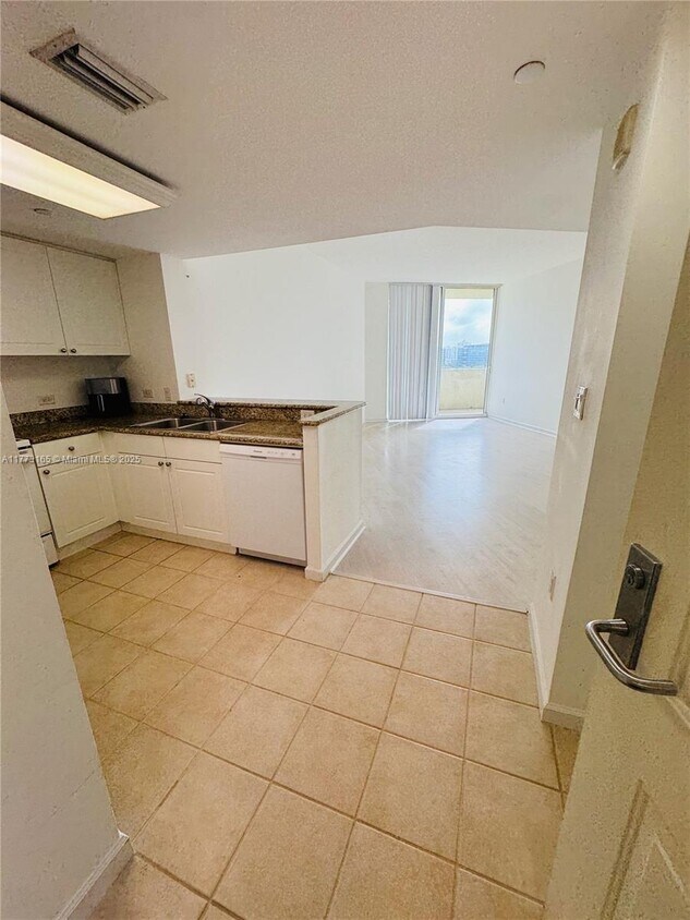 Foto principal - 19501 W Country Club Dr