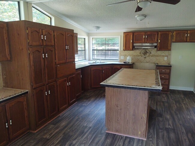 Building Photo - 113 Happy Trails Dr