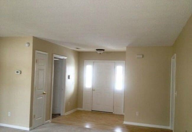 Building Photo - COMING SOON 3 BEDS/2 BATHS!