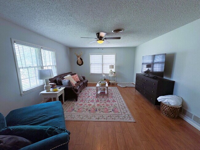 Foto del edificio - Luxurious Three Bedroom Home Located Near ...