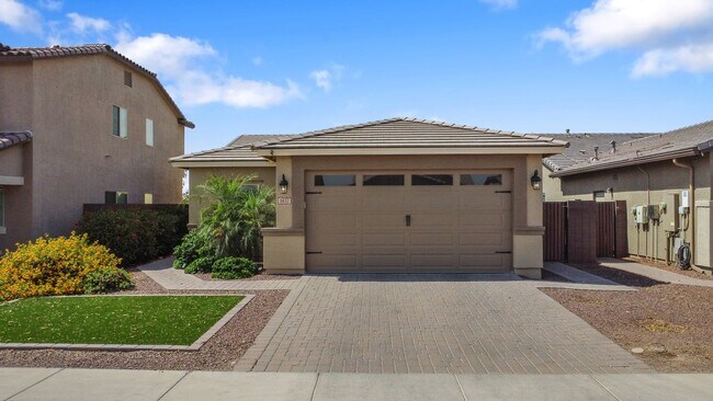 Building Photo - Beautiful 3 bedroom plus den!