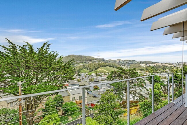 Building Photo - Come see this rare amazing Golden Gate Hei...