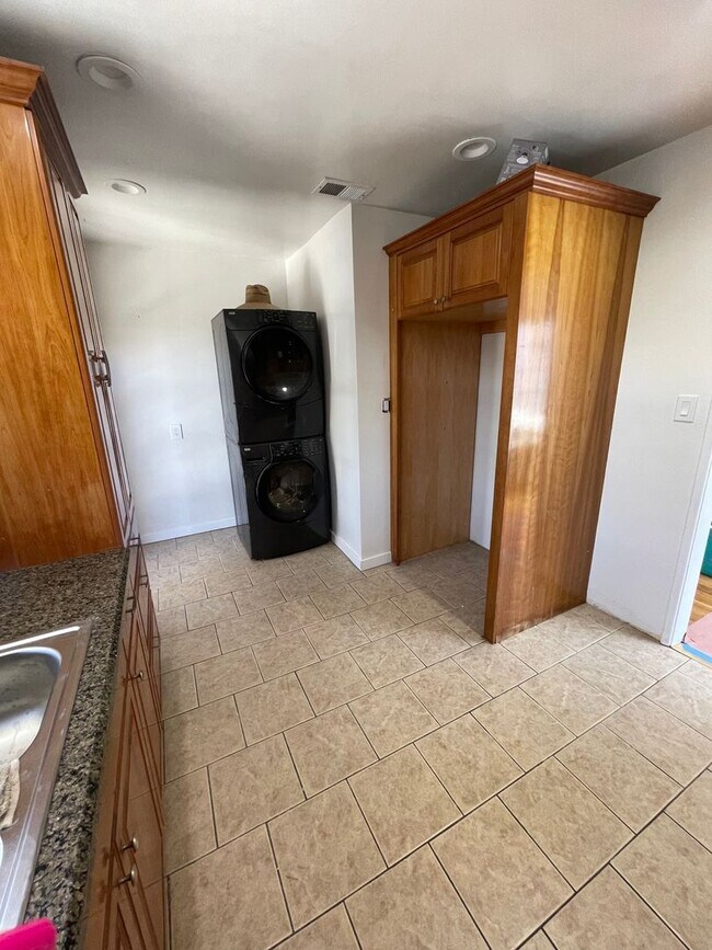 Building Photo - House - 3 Bedrooms / 1 Bathroom - Pico Rivera