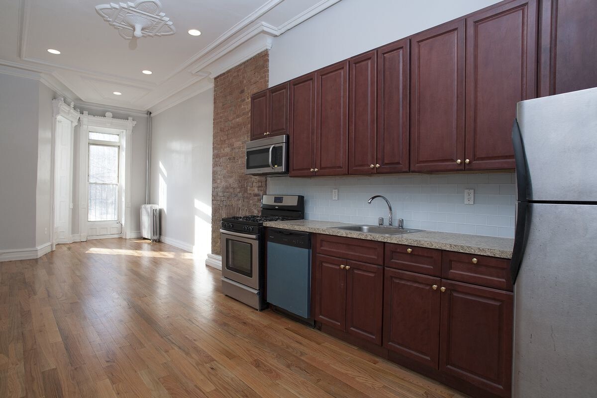 Primary Photo - 490 Tompkins Ave