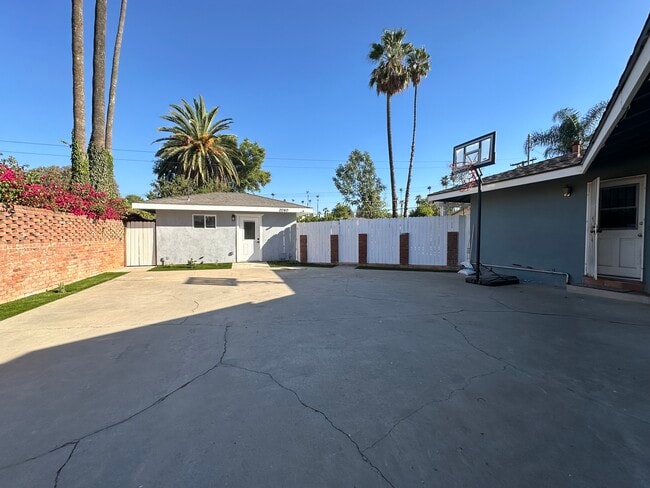 Building Photo - 2038 Bronson Way