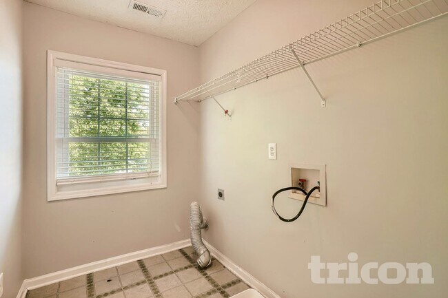 Building Photo - 415 Park Creek Trce