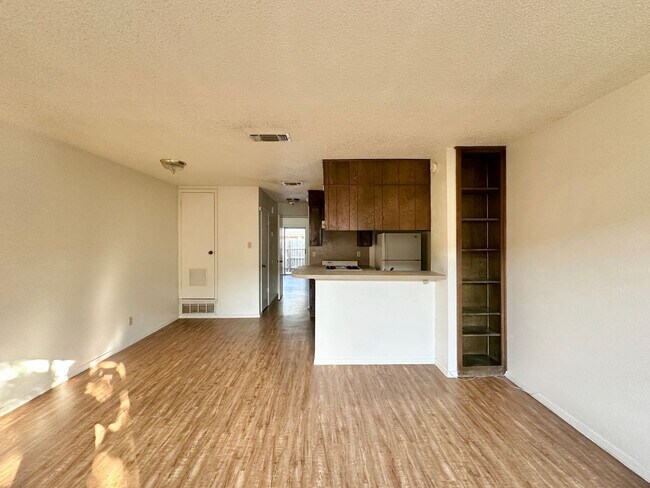 Foto del edificio - 2208 Silverway Dr