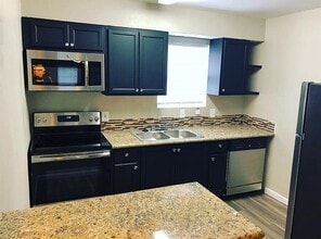 Building Photo - 3700 Pine Manor Ln