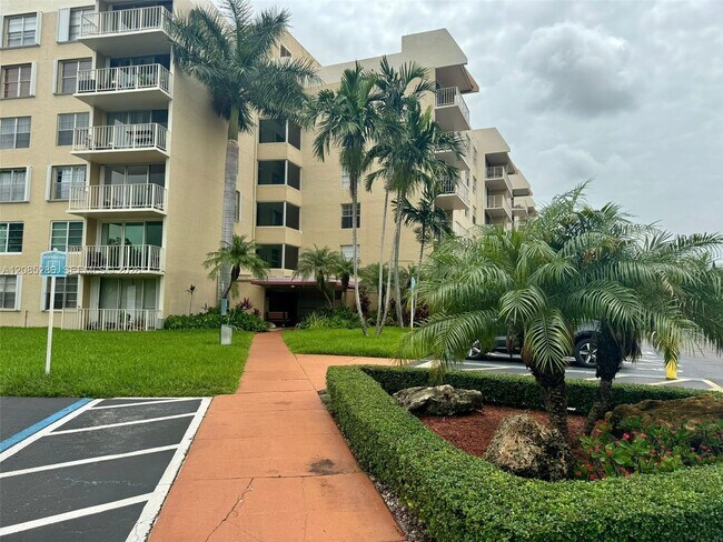 Building Photo - 13120 SW 92nd Ave