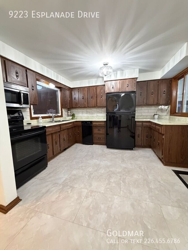 Building Photo - SFH Located in Forest Glade With Inground pool