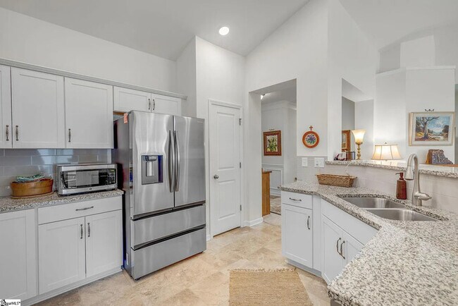 Building Photo - 3 Bedrooms 2 Bathrooms