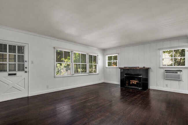 Building Photo - 2 bed + 2 bath in amazing location!!