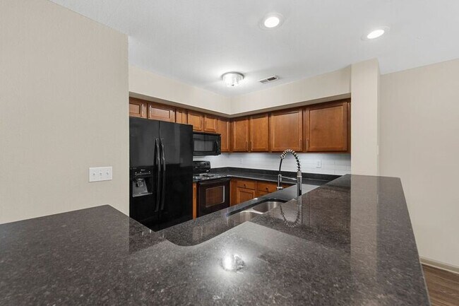 Foto del edificio - 1070 University Dr