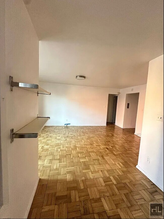 Foto del edificio - Alcove Studio In Astoria Co-Op Doorman Bui...