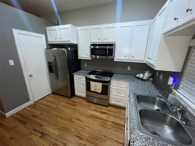 Foto del edificio - 7650 Springhill St