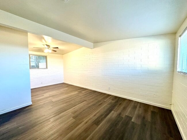 Building Photo - 1 Bedroom Cottage Style with Private Yard ...