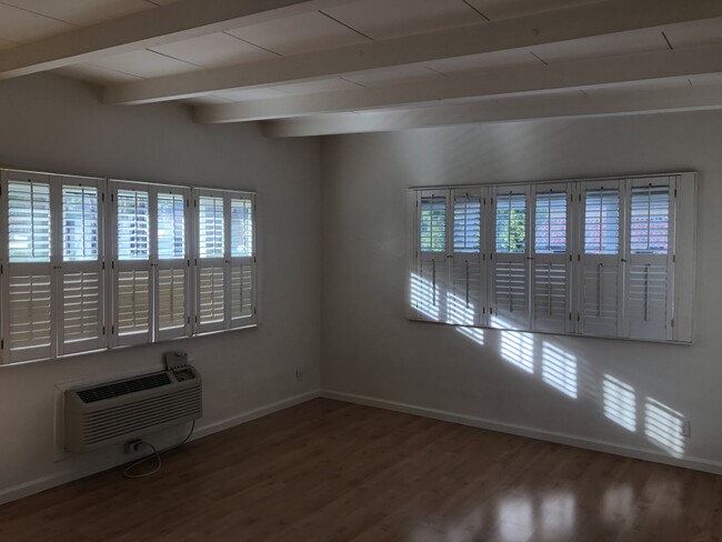 Building Photo - 1200 S Palm Canyon Dr