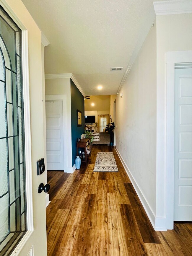 Foto del edificio - Georgous Large Open Floor Plan Home with E...