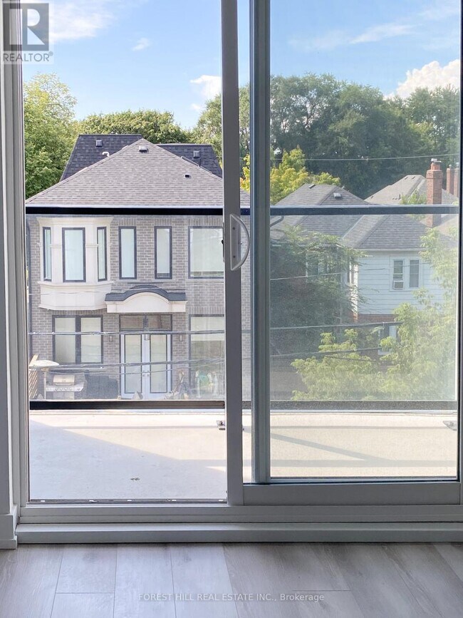 Photo du bâtiment - 2000-2000 Bathurst St