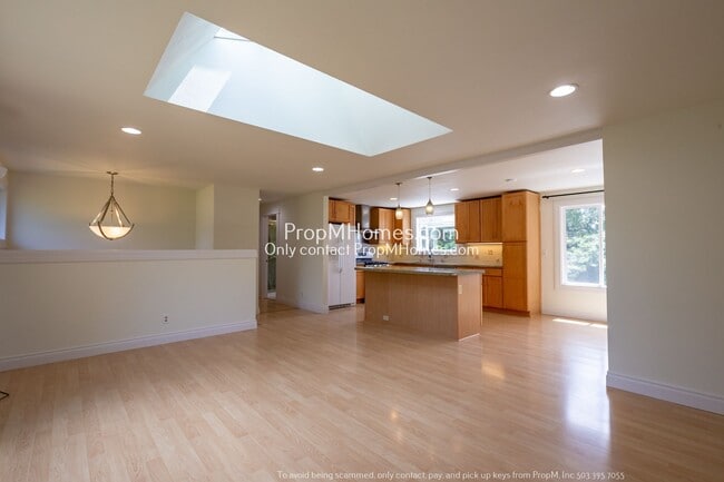 Building Photo - Welcoming Home in the Heart of Oatfield - Five Bedrooms and Natural Light!