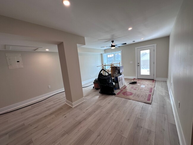 Building Photo - 824 E High St