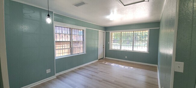 Foto del edificio - Beautiful 4 bedroom/1 bath home fully reha...