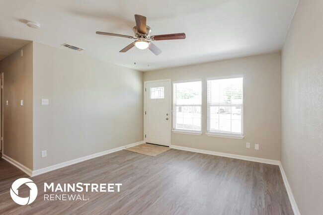 Foto del edificio - 6831 Blue Lake Dr
