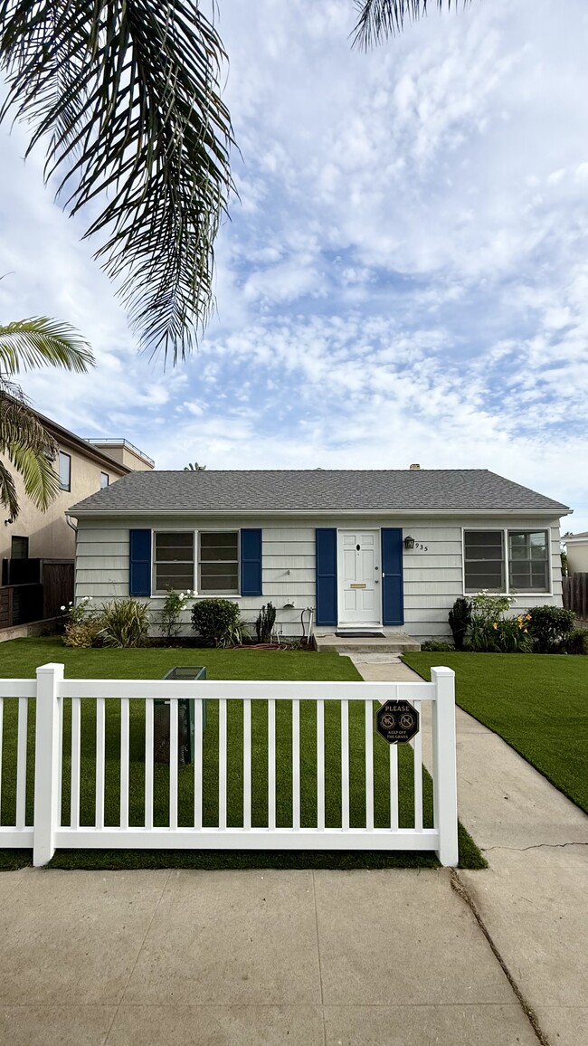 Front yard with new fencing and artificial grass - 935 Sapphire St