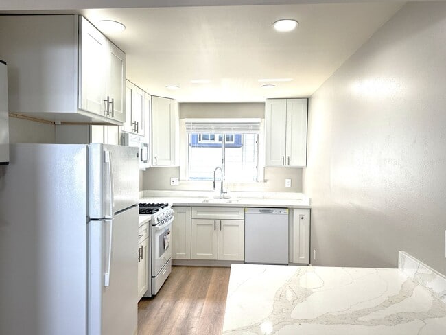 Building Photo - 3808