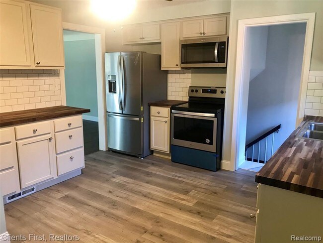 Building Photo - 19363 Rensellor St