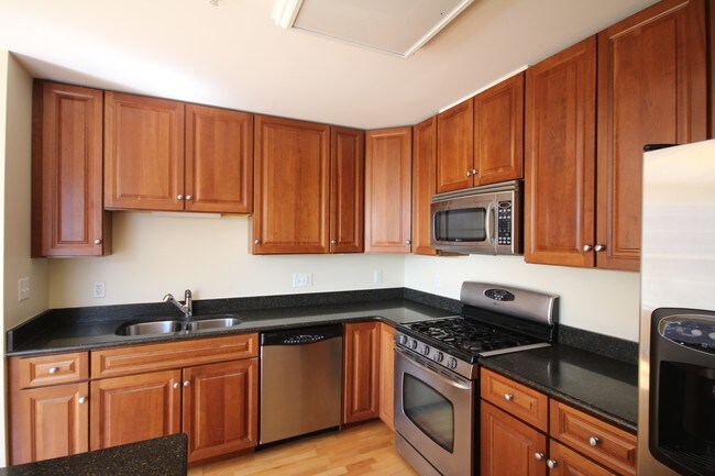 Foto del edificio - 320 Rindge Ave