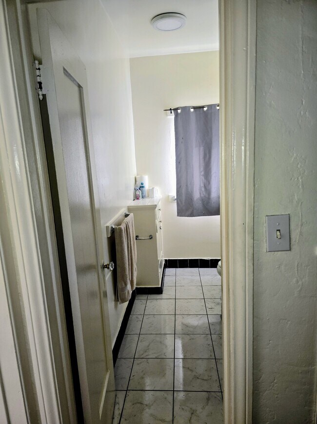 Foto del edificio - 2422 E 7th St